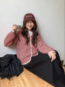 Mixd | Áo Khoác Sweater Len Đỏ Sọc Dày Cho Năm Mới