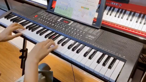 ไฟฟ้าคีย์บอร์ด คีย์บอร์ดไฟฟ้า คีย์บอร์ดเปียโนอิเล็กทรอนิกส์ 61 คีย์ คีย์บอร์ด เปียโนและคีย์บอร์ด + ไมโครโฟน ฟรี อะแดปเตอ