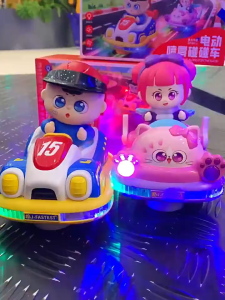 Bộ Đồ Chơi 2 Xe Điện Đụng Phun Khói Cho Bé Trai Và Bé Gái Có Nhạc Đèn LED Né Chướng Ngại Vật