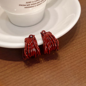 ต่างหูทรงสามมิติสีแดงแบบเรโทร ดีไซน์เก๋ไก๋ไม่ซ้ำใคร ต่างหูสุดหรูหราสำหรับฤดูใบไม้ร่วงและฤดูหนาว เครื่องประดับแฟชั่นสำหรับผู้หญิง