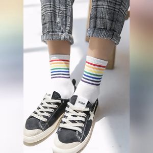 ถุงเท้ากีฬาสตรี สูงลาย สีรุ้งแบบลำลอง ถุงน่อง สูงลาย ถูกถุง ด้วยช่องสามชีวิต ราคาบริเวณ 200-300 บาท