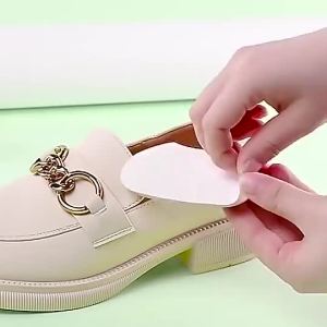 แผ่นกันรองเท้ากัดมีปุ่มกันลื่น ไม่ติดส้นเท้า ขนาดใหญ่ เนื้อผ้านิ่มไม่ละคายเคือง ภายในบุฟองน้ำนิ่มสบาย แผ่นกาวบุเต็มแผ่น กาวเหนียว แรงยึดสูง A082