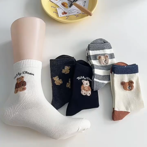 CEEKEY ถุงเท้า ถุงเท้าขนาดกลางสำหรับสุภาพสตรี ถุงเท้าฤดูใบไม้ร่วงและฤดูหนาว หมีน้อยน่ารักหวาน ถุงเท้าผ้าฝ้ายพิมพ์ลาย ถุงเท้าผู้หญิง