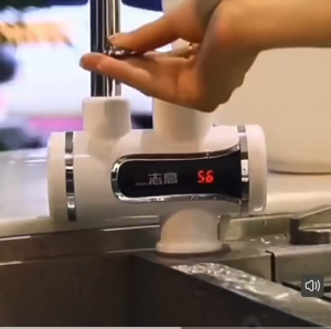 Máy Làm Nóng Nước Trực Tiếp Loại Ngang – Giải Pháp Tiện Lợi Giúp Làm Nóng Nước Nhanh Chóng Tiết Kiệm Điện Và Phù Hợp Cho Phòng Trọ Nhà Thuê Hoặc Không Gian Nhỏ. Thiết Kế Gọn Gàng Dễ Lắp Đặt Hoạt Động Ổn Định Mang Đến Nguồn Nước Ấm Thoải Mái