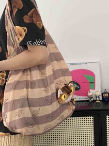 กระเป๋าผ้าไนลอนทรงโตต์ขนาดใหญ่แบบสะพายไหล่ข้างเดียวสำหรับการเดินทางไปซื้อของ กระเป๋าผ้าลายมังกรสไตล์ญี่ปุ่นและเกาหลีใต้ กระเป๋าผ้าใบสำหรับเด็กผู้หญิง