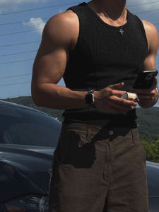 เสื้อกั๊กแขนกุดผ้าไหมน้ำแข็งสำหรับผู้ชาย ทรงเข้ารูป แขนกุด คอตั้ง สีสันสดใส ฤดูร้อน 2025 เสื้อตัวล่างพอดีตัว