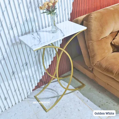 Meja Konsol Minimalis Tabita Gold Furnitur Ruang Tamu Sudut Sofa Industri Aesthetic dengan permukaan marmer hitam dan kaki emas melengkung ukuran 100x30x80 cm.