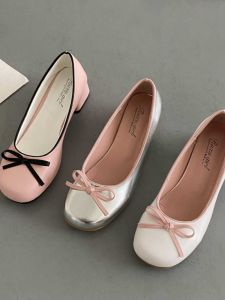 รองเท้าส้นกลางผูกโบว์ลายผีเสื้อสีบล็อกสำหรับผู้หญิง รองเท้าแฟชั่นสไตล์ฝรั่งเศส ทรงหัวมน พื้นยาง รองเท้าส้นกลางสำหรับผู้หญิง