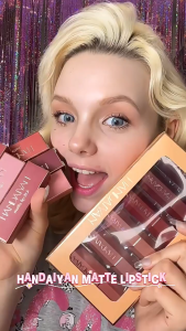 ลิปสติกเนื้อแมตต์กันน้ำ ลิปสติก กันน้ำ ลิปกลอสลิปออยซ้อกาดไม่เหนียว ชุ่มชื่น ลิปสติกเรียบเนียนที่ยาวนานลิขวิดลิปสติก มีให้เลือก 6 สี ลิปสติกเครื่องสำอาง