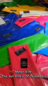 Plastik layangan mega kite warna warni terbaru berat 1/2 kg