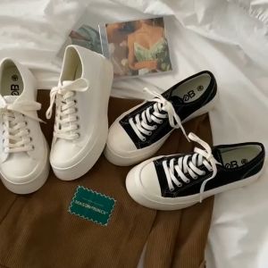 ผู้หญิงรองเท้าผ้าใบสไตล์เกาหลีสีขาวรองเท้าผ้าใบระบายอากาศกันลื่นรองเท้ากีฬานักเรียนรองเท้าเบาจิรองเท้าโลฟเฟอร์หญิง