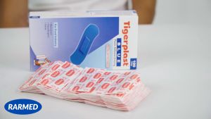 Băng cá nhân Tigerplast Blue chuẩn BRC & IFS dùng khi làm bếp nấu ăn - Hộp 100 cái