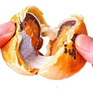 Traditional Chinese Egg Yolk Pastry Snack 60pcs Box Soft Flaky Crust Black Sesame Topping Sweet Treat for Sharing On the Go