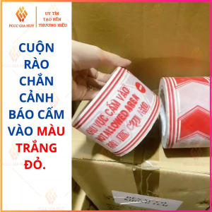 Cuộn rào chắn cảnh báo cấm vào màu trắng đỏ trong công trình.