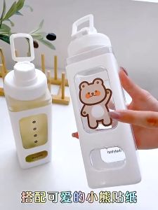 Bình Đựng Nước Hình Vuông 700ML Có Ống Hút Tiện Dụng Cho Học Sinh Kèm Sticker