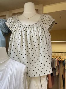 Áo Sơ Mi Tay Ngắn Họa Tiết Chấm Bi Thời Trang Mùa Hè Cho Nữ Áo Cánh Một Bên Vai Dáng Rộng Cổ Tròn Chất Liệu Cotton