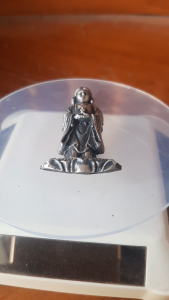 พระพุทธเจ้าของไดชิในวัยหนุ่ม วัดเซ็นสีจิเบียวบูกะอุระ จังหวัดซานุกิ 5.5 เซนติเมตร ตั้งยืนไม่ได้