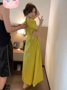 Elegant French Style V-Neck Waist-Cinching Dress Design Unique Long Summer Dress for Young Women City Commute Street Style