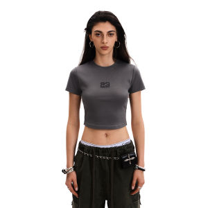 เสื้อยืดผู้หญิงทรงสลิมฟิตสไตล์สตรีทย้อนยุค แขนสั้น คอตั้ง เสื้อผ้าทำงานฤดูร้อน ระบายอากาศได้ดี ระบายความชื้นได้ดี แขนสั้น คอตั้ง