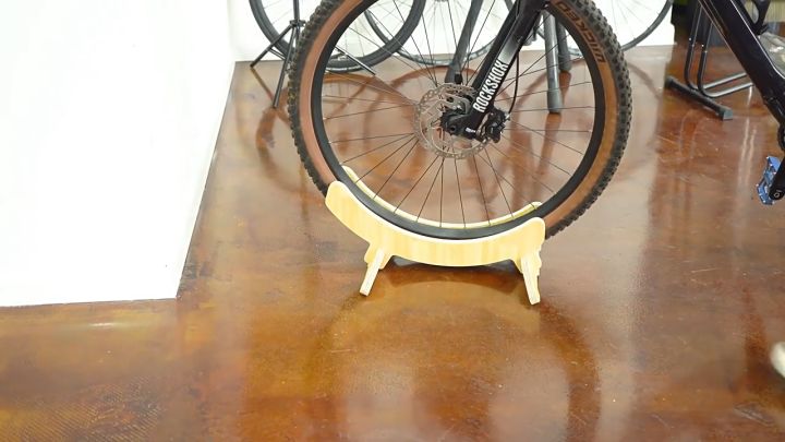Chân chống xe đạp chữ C kiểu mới - Giá để xe đạp chữ C gỗ cao cấp