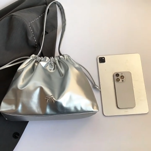 Mymyshop🌈🎀พร้อมส่ง🎀emily bag กระเป๋าสะพายไหล่ ใส่ไอแพดได้✅✅ ทรงขนมจีบ ใบใหญ่ อะไหล่โบว์ น่ารักมาก จุได้เยอะ