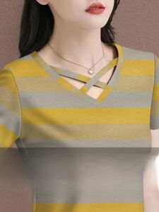 เสื้อยืดคอวีแขนสั้นหลวมลายทางสไตล์เกาหลีสำหรับผู้หญิงในฤดูร้อน ทรงหลวม แขนสั้น คอวี แขนสั้น แฟชั่นฤดูร้อน