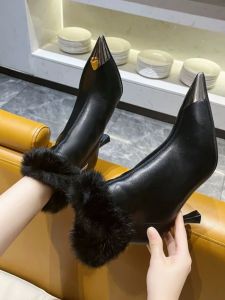 รองเท้าบูทสั้นหัวแหลมสีโลหะสำหรับผู้หญิง ฤดูใบไม้ร่วง/ฤดูหนาว 2025 รองเท้าส้นสูงแบบใหม่ รองเท้าหนังสัมผัสหรูหรา รองเท้าบูทเข็มขัดแบบลำลองสำหรับฤดูหนาว