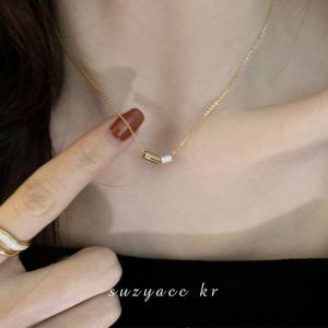 Elegant Gold Cylindrical Crystal Fine Necklace Womens Fashion Lockbone Chain Jewelry Lightweight Luxury Design Sensation