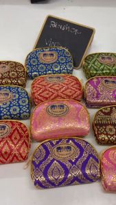 มาแล้วววว กระเป๋าใส่สตางค์ ใส่แบงค์ เหรียญลายไทย ขอบเส้นทอง กระเป๋าของฝาก กระเป๋าของชำร่วย กว้าง 11 สูง 8 ชม.