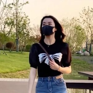 ชุดเสื้อยืดแขนสั้นผ้าไหมน้ำแข็งและกระโปรงยีนส์สำหรับผู้หญิง ชุดลำลองฤดูร้อนใหม่ ชุดกระโปรงสองชิ้น ชุดแฟชั่น