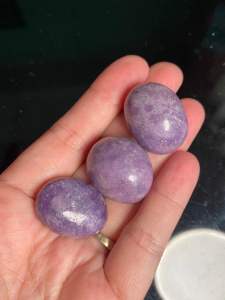 Tim đá Lepidolite to chất đá mịn tự nhiên tím đậm - Lepidolite Natural Heart Palm Stone