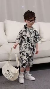 ชุดเสื้อเด็กผู้ชาย สไตล์ฮ่องกงใหม่เด็กฤดูร้อนสูทเด็กขนาดกลางกางเกงขาสั้นดอกไม้เสื้อเด็ก