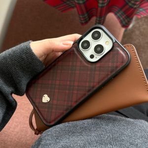 Retro Dark สีแดงรูปแบบตารางโลหะหัวใจรักตกแต่งสําหรับ iPhone 12 13 14 15 16 Pro Max