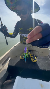 น้าโอ๊ต USA เหยื่ือตกปลา รุ่น SHOCKER ช็อคเกอร์ ขนาด 3.5 ซม.น้ำหนัก 10 กรัม เบ็ด 2/0 ออกแบบเพื่อการตกปลาทีมีประสิทธิภาพ แถมใบพัดตีนเตะฟรีทุกซอง กบยาง