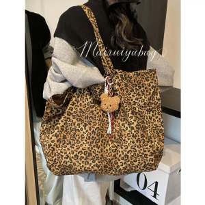 กระเป๋าสะพายไหล่ทรงถุงใหญ่สำหรับผู้หญิง ฤดูใบไม้ร่วง/ฤดูหนาว กระเป๋าถือแบบสะพายข้าง ความจุขนาดใหญ่ กระเป๋าถือแบบยูนิเซ็กซ์ กระเป๋าสะพายไหล่แบบลำลอง