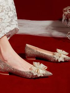 รองเท้าแต่งงานส้นแบนสุดหรูสำหรับเจ้าสาวและผู้ช่วยเจ้าสาวพร้อมหัวเข็มขัดผูกโบว์และหินประดับคริสตัลสไตล์ฝรั่งเศส รองเท้าแต่งงานแบบสวมสำหรับคู่รักและแม่ท้อง