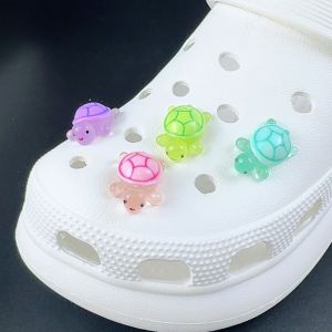 แฟชั่นรองเท้า Charms ชุดอุปกรณ์เสริมรองเท้าหัวเข็มขัดสัตว์น่ารัก Luminous เต่าน้อย DIY สําหรับ Bogg กระเป๋ารองเท้าตกแต่ง