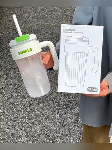 แก้วน้ำ (Simple) พกพามีที่จับ ขนาด 890ml พลาสติก  พร้อมหลอดและสติ๊กเกอร์ในตัว แก้วน้ำดื่มอย่างดี มีให้เลือก 5 สี