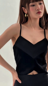 NUCHA STUDIO - Vale Top เสื้อครอปมีฟองน้ำ โทนดำ ชายเสื้อโค้งเว้า