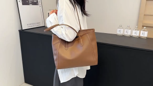 SEA YADOU  บรรยากาศพร็อพเท็กซ์เจอร์กระเป๋าถือฤดูใบไม้ผลิและฤดูใบไม้ร่วงใหม่แมทช์ง่ายเกาหลีสะพายไหล่ใต้วงแขนกระเป๋าโท้ทอารมณ์