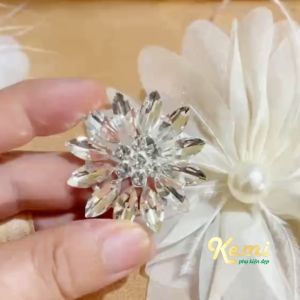 Ghim tag nơ cài áo hoa đá 12 cánh lớn size 5cm sẵn ghim cài Kemi