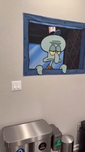 Cetak sticker jendela Crusty Crab SpongeBob custom berkualitas tinggi desain unik dan kreatif ideal untuk menghias jendela rumah kafe atau ruangan tersedia dalam berbagai ukuran mudah diaplikasikan dan awet