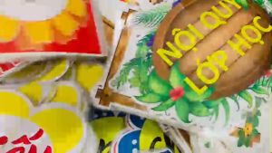 Khẩu hiệu "Nội quy lớp học” hình con hươu được ép plastic và có sẵn keo dán trang trí lớp học