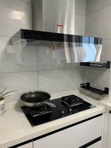 Thickened Oil Smokeproof Kitchen Hood Isolation Sticker Heat Resistant Open Style Exhaust Fan Cover Easy to Clean Home Use