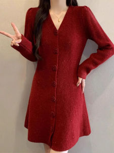 ชุดเดรสสเวตเตอร์คอวีสีแดงสะท้อนแสงสำหรับผู้หญิงไซส์ใหญ่ ฤดูใบไม้ผลิ 2025 ชุดเดรสยาวปานกลางลายดอกไม้ 3 มิติ