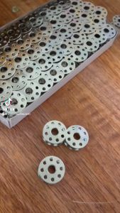 SUỐT HOA SẮT 8 LỖ dùng cho máy may 1 kim Ổ NHỎ công nghiệp