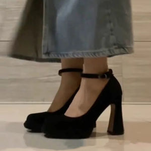 รองเท้าส้นสูงหัวเหลี่ยมสไตล์ฝรั่งเศสสำหรับผู้หญิง รองเท้าแตะส้นหนา รองเท้าหนังนิ่มสีดำ รองเท้าส้นสูงแบบสวมสบาย รองเท้าส้นสูงสำหรับผู้หญิง