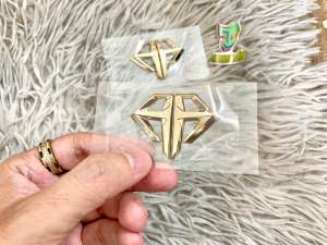 Logo AB kim cương chữ nổi sắc (giá 1 cặp)