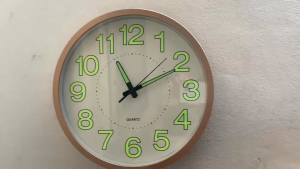 Đồng hồ treo tường thạch anh Đồng hồ treo tường phát sáng tròn im lặng Trang trí nhà cửa Nhựa Thời trang Độ chính xác Đồng hồ kỹ thuật số Nhà