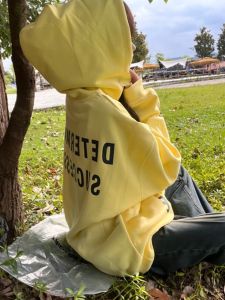 เสื้อสเวตเตอร์มีฮู้ดแบบหลวมๆ สไตล์อเมริกัน สำหรับผู้หญิง ฤดูใบไม้ร่วง 2025 ใหม่ แฟชั่น แจ็คเก็ตแบบบาง สีเหลือง ลายตัวอักษรเต็มตัว